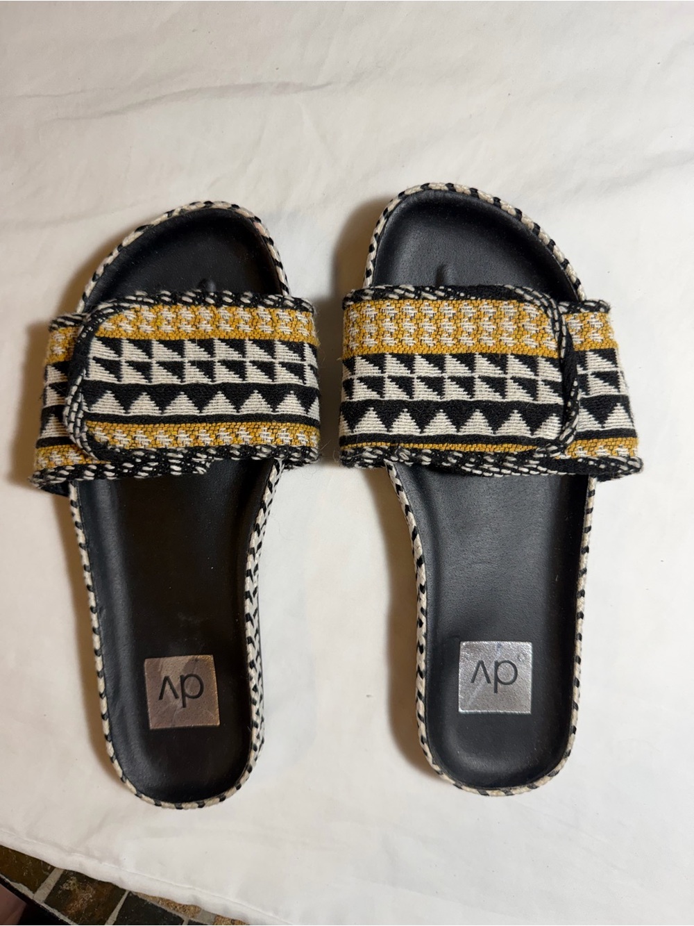 DV Dolce Vita Annalyse Woven Aztec Slide Sandals Sz 7